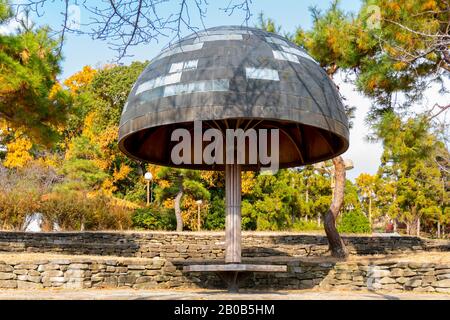 Osaka, Japan - 11. Dezember 2019: Mushroom Like Pavilion im Tsurumi Ryokuchi Park, Mittelaufnahme, Low Angle View Stockfoto