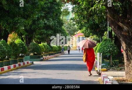 Vientiane, Laos - 29. Januar 2020. Ein Mönch, der auf der Straße in Vientiane spazieren ging. Der Lao-Buddhismus ist eine einzigartige Version des Theravada-Buddhismus und basiert auf e Stockfoto