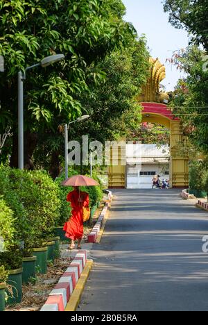 Vientiane, Laos - 29. Januar 2020. Ein Mönch, der auf der Straße in Vientiane spazieren ging. Der Lao-Buddhismus ist eine einzigartige Version des Theravada-Buddhismus und basiert auf e Stockfoto