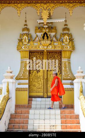 Vientiane, Laos - 29. Januar 2020. Mönch im buddhistischen Tempel in Vientiane. Der Lao-Buddhismus ist eine einzigartige Version des Theravada-Buddhismus und basiert auf et Stockfoto