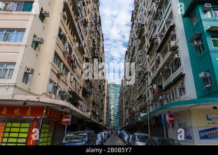 Hongkong - 12. Januar 2020: Enge Gasse im Inneren Des Mannes Wah Sun Chuen, eine der ältesten privaten Wohnanlagen in Hongkong, die in den 1960er Jahren gebaut wurden, Im Niedrigen Winkel Stockfoto