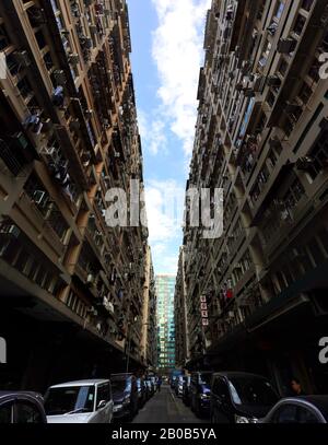 Hongkong - 12. Januar 2020: Enge Gasse im Inneren Des Mannes Wah Sun Chuen, eine der ältesten privaten Wohnanlagen in Hongkong, die in den 1960er Jahren gebaut wurden, Im Niedrigen Winkel Stockfoto