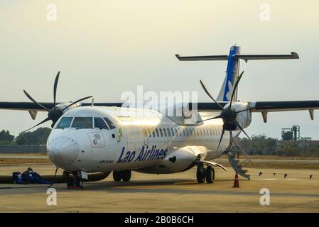 Saigon, Vietnam - Januar 28.2020. Lao Airlines ATR 72-500 Taxifahren auf der Landebahn des Flughafens Tan Son Nhat (SGN) in Saigon (Ho-Chi-Minh-Stadt). Stockfoto