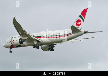 Singapur - 11. Februar 2020. S2-AJT Biman Bangladesh Airlines Boeing 787-8 Dreamliner Landing at Changi Airport (SIN). 2019 diente Changi 68,3 Millio Stockfoto