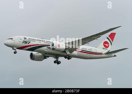 Singapur - 11. Februar 2020. S2-AJT Biman Bangladesh Airlines Boeing 787-8 Dreamliner Landing at Changi Airport (SIN). 2019 diente Changi 68,3 Millio Stockfoto