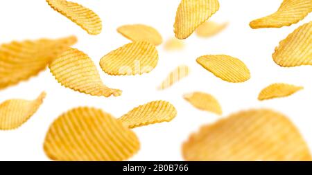 Gerillte Kartoffelchips levitieren auf weißem Hintergrund Stockfoto