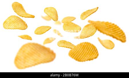 Gerillte Kartoffelchips levitieren auf weißem Hintergrund Stockfoto