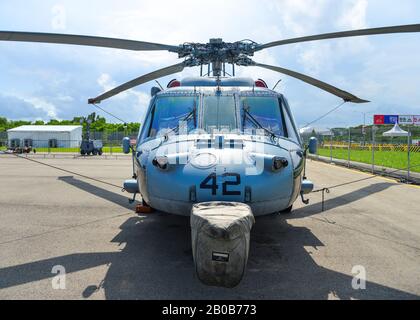 Singapur - 12. Februar 2020. Bell AH-1Z Viper greift Hubschrauber des US Marine Corps zur Anzeige in Changi, Singapur an. Die Verteidigungskosten steigen, besonders Stockfoto