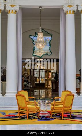 Nice, Frankreich - 27. Mai 2017: Extravagante, verzierte Einrichtung der Grand Salon Royal Lounge mit einem Baccarat-Kristallleuchter im luxuriösen Hotel in Negresco Stockfoto