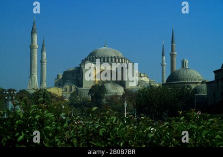 TÜRKEI, ISTANBUL, PARK MIT HAGIA ST. SOPHIA KIRCHE HINTERGRUND Stockfoto