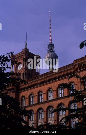 DEUTSCHLAND, OSTBERLIN, NICHOLAI-VIERTEL, DAS ROTE RATHAUS, FERNSEHTURM Stockfoto