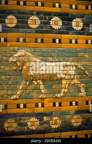 DEUTSCHLAND, OST-BERLIN, PERGAMONMUSEUM, ISHTAR-TOR AUS BABYLON (580 V. CHR.), DETAIL Stockfoto
