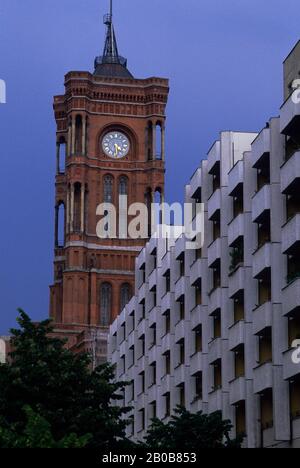 DEUTSCHLAND, OSTBERLIN, NICHOLAI-VIERTEL, DAS ROTE RATHAUS Stockfoto