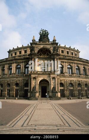 E.DEUTSCHLAND, DRESDEN, SEMPEROPER, ARCHITEKTUR IM STIL DER NEORENAISSANCE Stockfoto