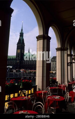 DEUTSCHLAND, HAMBURG, RATHAUS, RATHAUS, BLICK VON ALSTERARKADEN Stockfoto