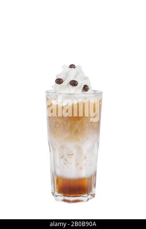 Ein buntes, dreistufige opak Cocktail in ein hohes Glas mit Eis, Sahne und Kaffee Bohnen, mit einem Geschmack von Kaffee, Karamell, Creme Stockfoto