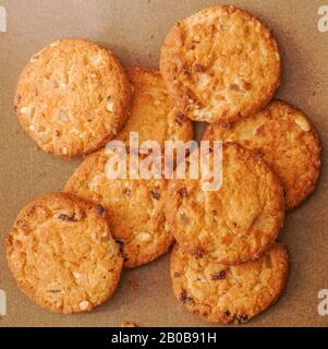 Frisch gebackene Plätzchen mit Rosinen und Cashewnüssen Stockfoto