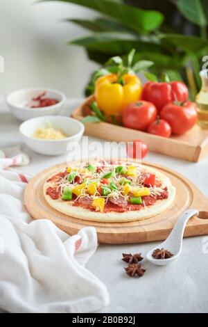 Pizza Art. Der Prozeß des Bildens pizza Stockfoto