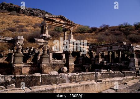 TÜRKEI, IN DER NÄHE VON KUSADASI, EPHESUS, CURETES STRASSE, BRUNNEN VON TRAJAN, 97-117 A.D. Stockfoto