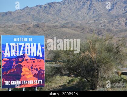 Willkommen im Zeichen von Arizona. An der Grenze von Nevada. Bullhead, Mohave County, Arizona USA Stockfoto