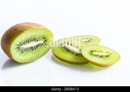 Kiwi-Fruchthälfte und auf weißem Hintergrund isolierte Scheiben mit selektivem Fokus - horizontales Foto Stockfoto