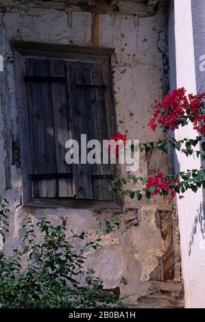GRIECHENLAND, ÄGEISCHES MEER, SKOPELOS, FENSTER IM ALTEN HAUS MIT BOUGAINVILLEA Stockfoto
