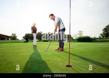 Der junge Mann spielt mit seinem anderen bedeutenden. Stockfoto