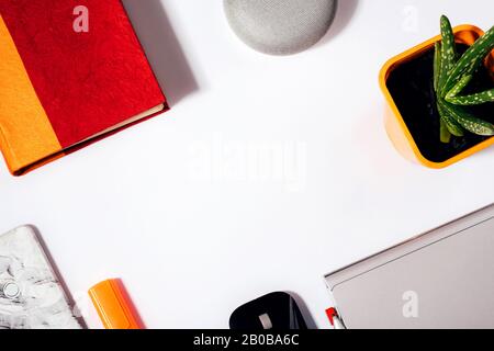 Digital Assistant-Konzept. Flacher Lautsprecher mit aktivierten LED-Leuchten auf weißem Hintergrund. Stockfoto
