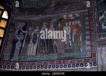 ITALIEN, RAVENNA, S. VITALE, 547 N. CHR., MOSAIK DER KAISERINMUTTER THEODORA UND IHRER BEGLEITER Stockfoto