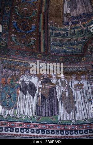 ITALIEN, RAVENNA, S. VITALE, 547 N. CHR., MOSAIK JUSTINIAN UND ATTENDANTEN Stockfoto