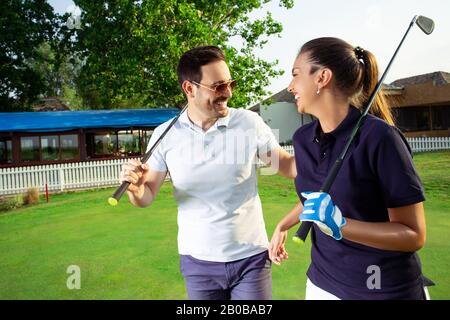 Porträt von zwei Golfspielern auf einem Golfplatz. Stockfoto