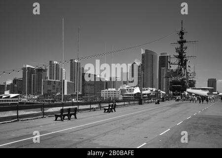 Ein Blick auf die hohen Anstiege in der Innenstadt von San Diego, wie er auf der Landebahnoberfläche des historischen Museumsflugzeugträgers USS Midway zu sehen ist. Stockfoto