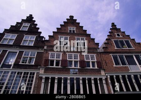 NIEDERLANDE, HOORN, ALTER NIEDERLÄNDISCHER HAFEN, GABLES VON ALTEN HÄUSERN Stockfoto