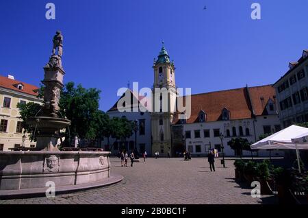 SLOWAKEI, BRATISLAVA, ALTSTADT, HAUPTPLATZ, MAXIMILIAN BRUNNEN, ALTES RATHAUS Stockfoto