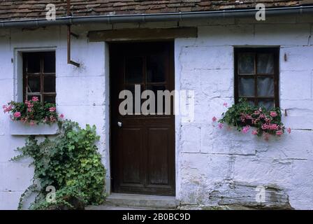 FRANKREICH, LOIRE-REGION, DORF CHENONCEAUX, HAUS, TÜR UND FENSTER Stockfoto