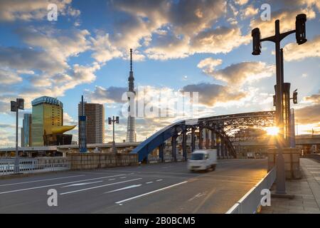 Tokyo Skytree und Komagata Bridge bei Sonnenaufgang, Tokio, Japan Stockfoto