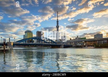 Tokyo Skytree und Komagata Bridge bei Sonnenaufgang, Tokio, Japan Stockfoto