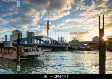 Tokyo Skytree und Komagata Bridge bei Sonnenaufgang, Tokio, Japan Stockfoto