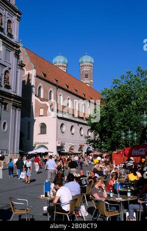 DEUTSCHLAND, BAYERN, MÜNCHEN, KATHERDRALKIRCHE UNSERER DAME, FRAUENKIRCHE, BÜRGERSTEIGCAFÉ Stockfoto