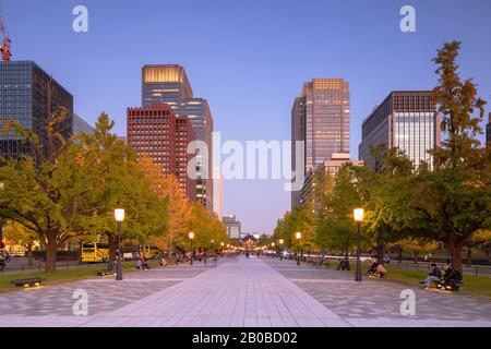 Wolkenkratzer von Marunouchi in der Dämmerung, Tokio, Japan Stockfoto