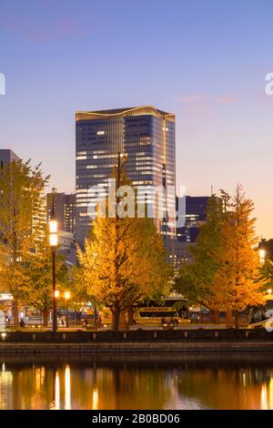 Wolkenkratzer von Marunouchi und Wassergraben des kaiserlichen Palastes in der Dämmerung, Tokio, Japan Stockfoto