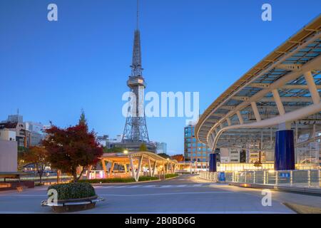 Busbahnhof Oasis 21 und Fernsehturm Nagoya im Morgengrauen, Nagoya, Japan Stockfoto