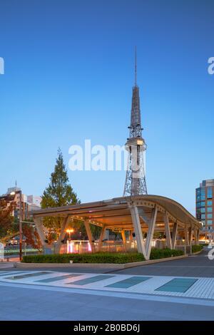 Busbahnhof Oasis 21 und Fernsehturm Nagoya im Morgengrauen, Nagoya, Japan Stockfoto