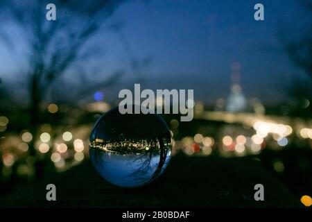 Turin von oben, durch die Glaskugel gesehen Stockfoto