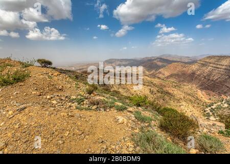 Schöne Hochlandlandschaft mit Tal. Afar-Region in der Nähe der Stadt Mekelle. Äthiopien, Afrika Wildnis Stockfoto