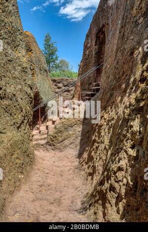 Äußere Labyrinthe mit Treppen zwischen Lalibela-Kirchen in Äthiopien aus dem Grundgestein gehauen. Äthiopien, Afrika Stockfoto