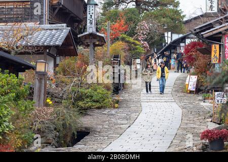 Menschen, die auf Dem Nakasendo-Weg durch Magome, Präfektur Gifu, Japan laufen Stockfoto