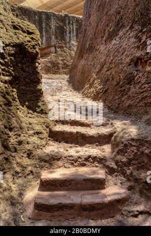 Äußere Labyrinthe mit Treppen zwischen Lalibela-Kirchen in Äthiopien aus dem Grundgestein gehauen. UNESCO-Weltkulturerbe Lalibela Äthiopien, Afrika Stockfoto