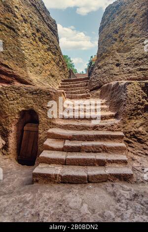 Äußere Labyrinthe mit Treppen zwischen Lalibela-Kirchen in Äthiopien aus dem Grundgestein gehauen. UNESCO-Weltkulturerbe Lalibela Äthiopien, Afrika Stockfoto