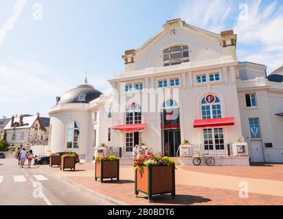 Cabourg Casino, Normandie, Frankreich. Schöne französische Architektur (Belle Epoque). Juli 2019. Sonniger Tag in dieser bezaubernden Stadt in der Nähe des Meeres. Stockfoto